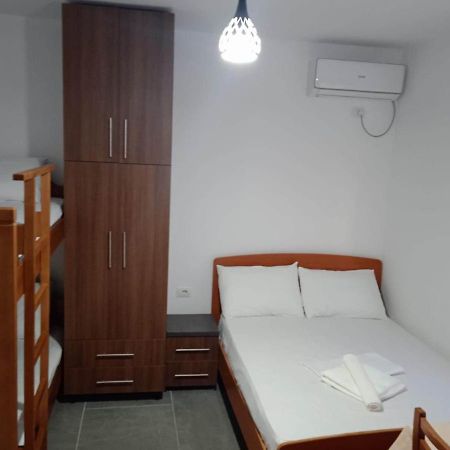 Villa Besnik, Rooms For Rent Vlore Exterior photo
