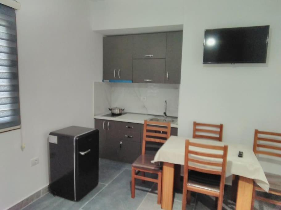 Villa Besnik, Rooms For Rent Vlore Exterior photo