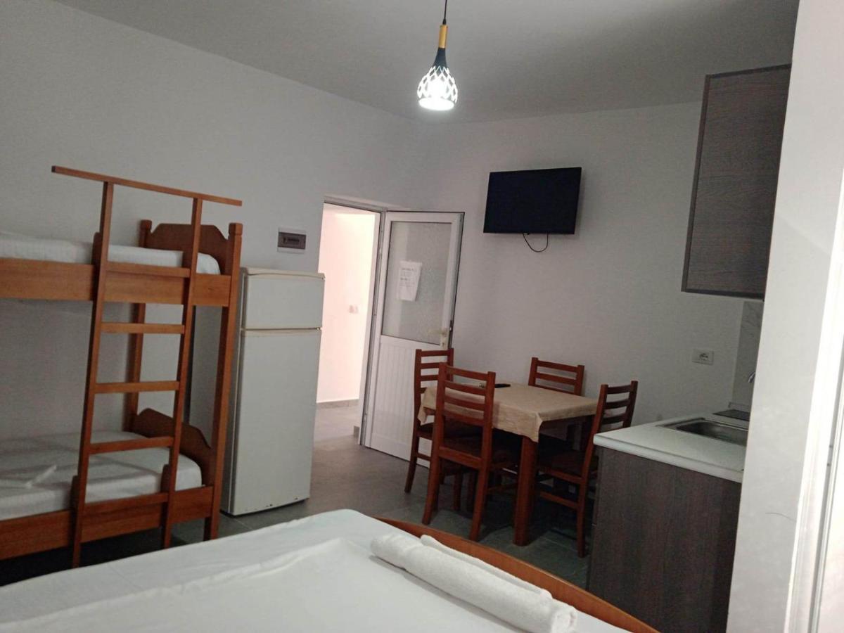 Villa Besnik, Rooms For Rent Vlore Exterior photo