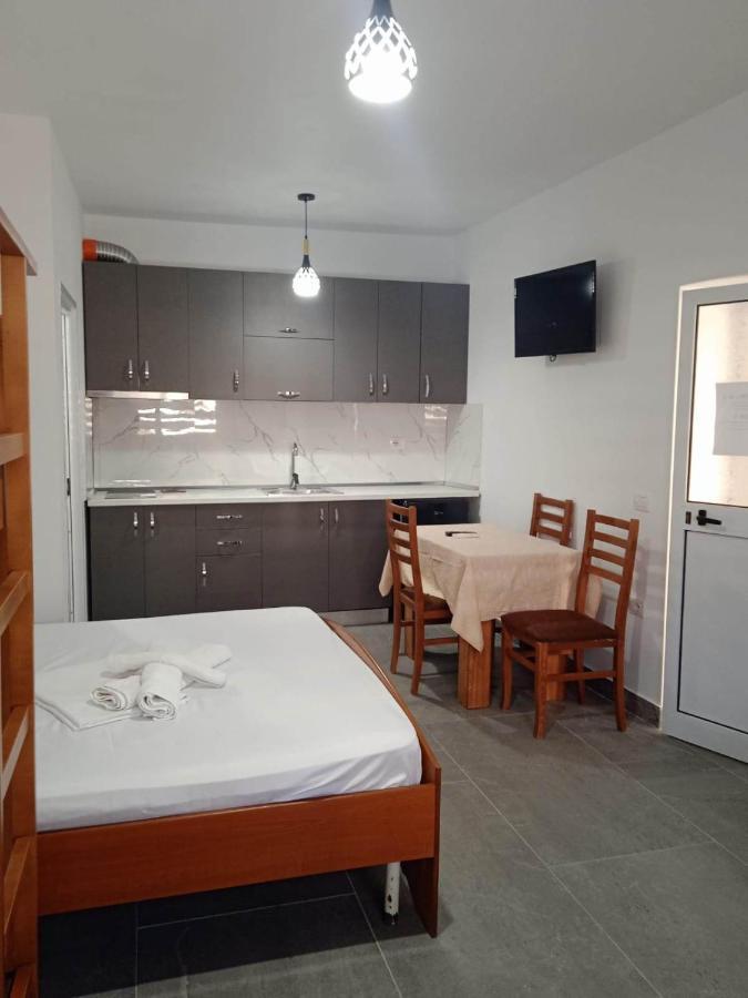 Villa Besnik, Rooms For Rent Vlore Exterior photo